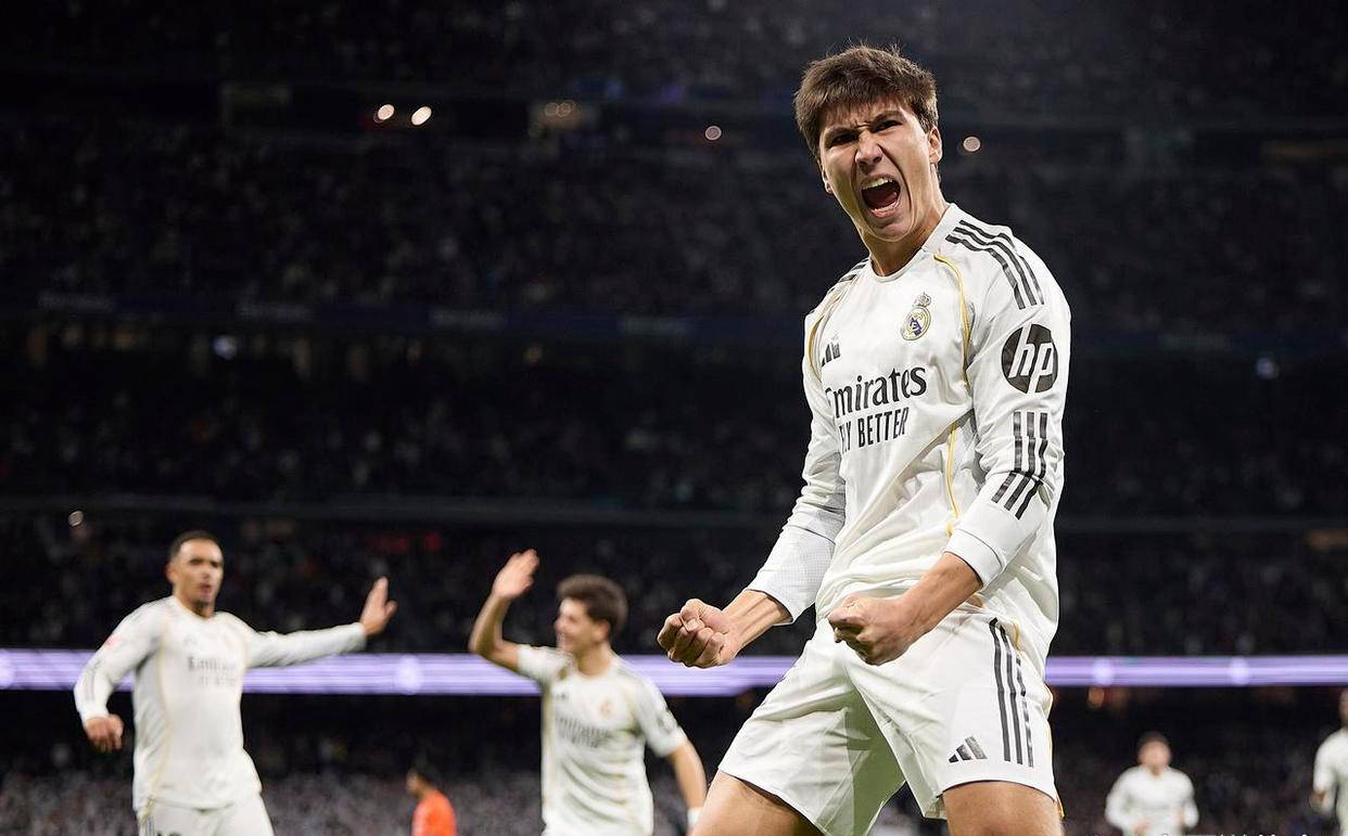 西甲最新积分战报:维尼修斯两球助皇马登顶,豪取8连胜超越巴萨