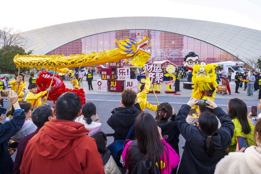 新春舞龙市集与明星演唱会联动，票根经济焕新年味