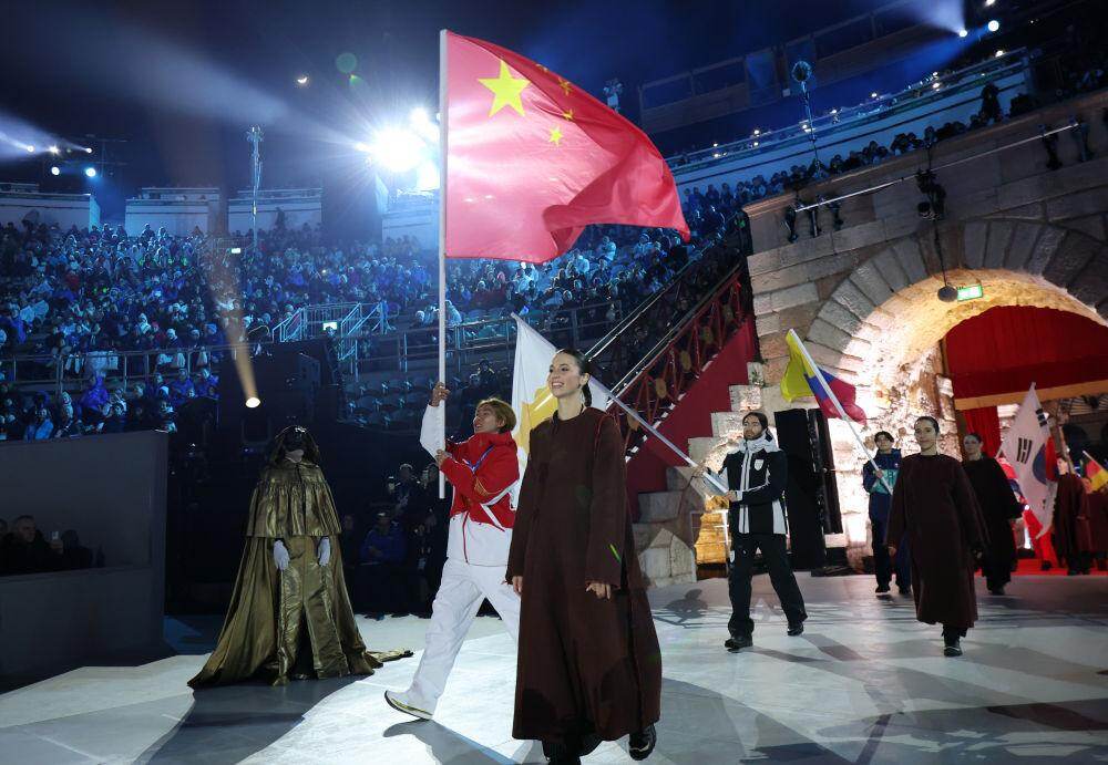 四十六载冰雪路 辉映绚丽中国红——写在米兰冬奥会中国健儿再创历史之际