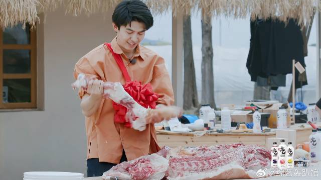 赵小童这刀功可以啊 一会的功夫，就把半扇猪骨肉分离了