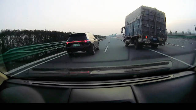 高速岔路口白车急刹险酿连环事故，问界智驾稳避危机