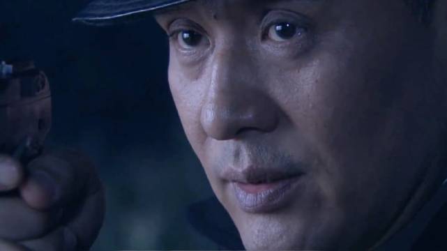 为了窃取到重要情报男人险些被鬼子发现