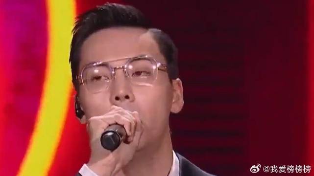 陈伟霆演唱《漫步人生路》，港风韵味十足，唱出直面风雨、豁达前行的人生态度