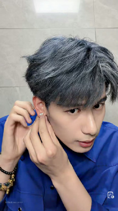 胡先煦蓝灰色新发色亮相抖音