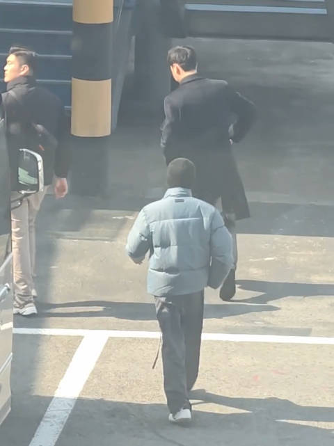 王俊凯复工啦！还是熟悉的外套 ，小凯状态看起来好好