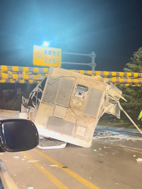 房车遭撞击致冰箱桌子散落一地，车主回忆旅行险遇大树枝