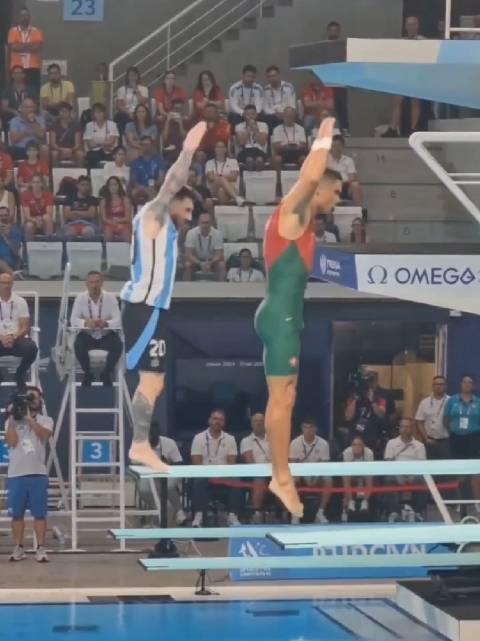 C罗和梅西也在ai的世界里各种开挂了，有点意思