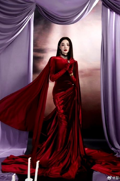 彭小苒越南芭莎新年封惊艳亮相，多变造型引爆热议