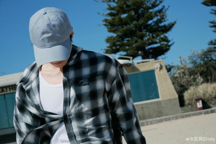 王俊凯这套海边造型的穿搭品牌和单品是什么？