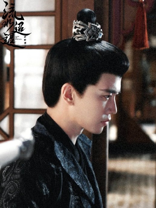 任嘉伦独特的饮品偏好，比如蛇草水，对他的公众形象有什么影响？