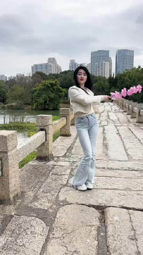 初来乍到 鞋都小仙女一枚 她轻摘一朵桃花 做库存鞋批发乔乔爱跳舞 乔乔贸易