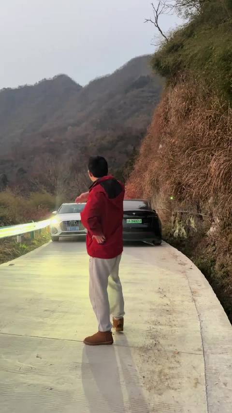 当一特斯拉车主的儿子在半山腰上，小贱手点了特斯拉系统升级