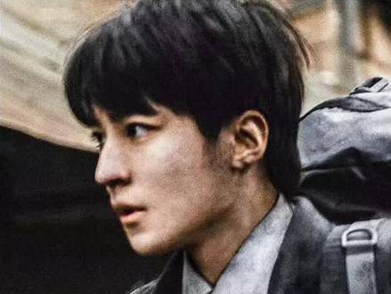 起初没辨出是他抬手的瞬间