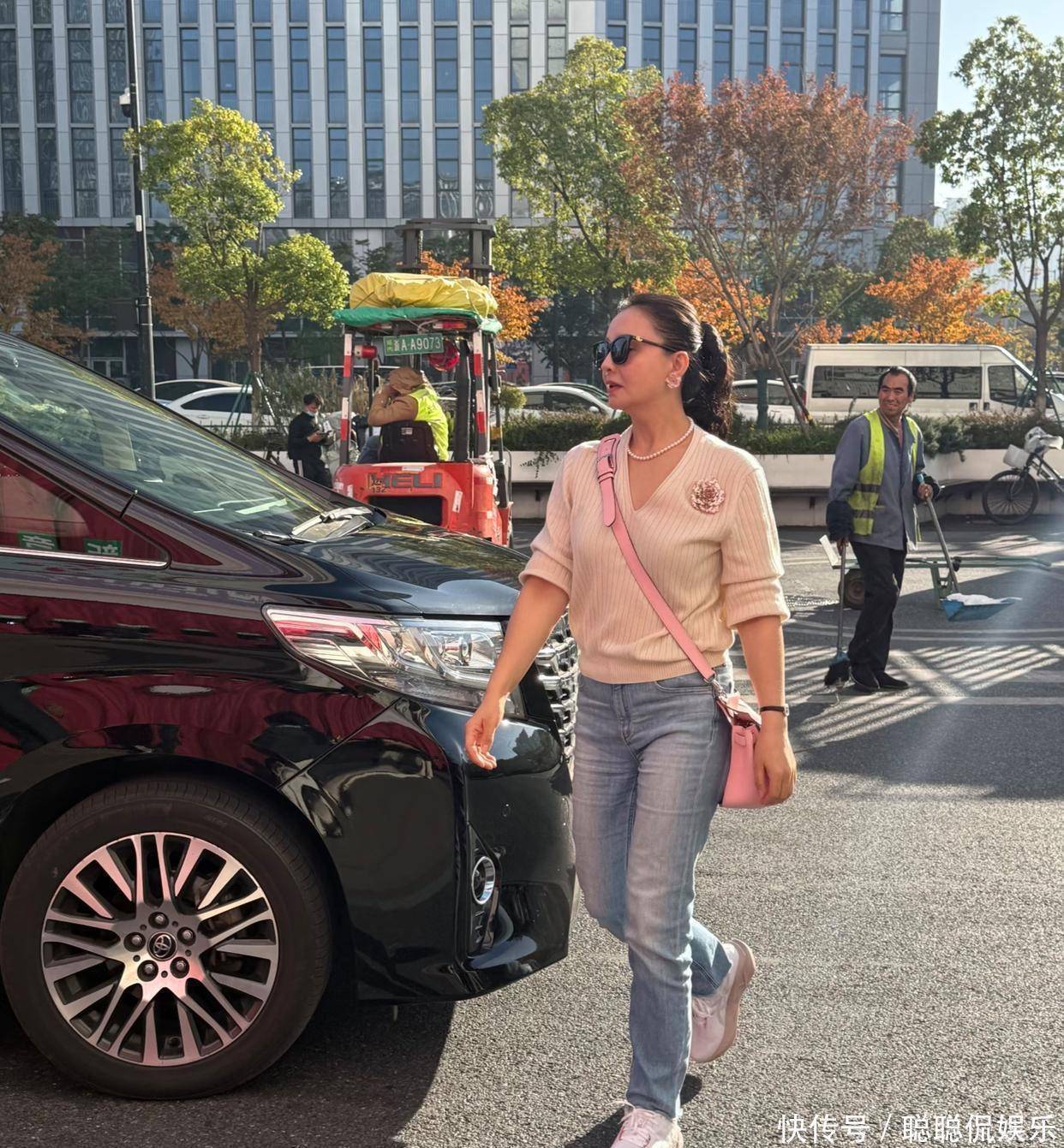 “槿汐姑姑”孙茜杭州逛街被偶遇!38岁身材丰腴气质优雅，马尾造型清爽 - 360娱乐