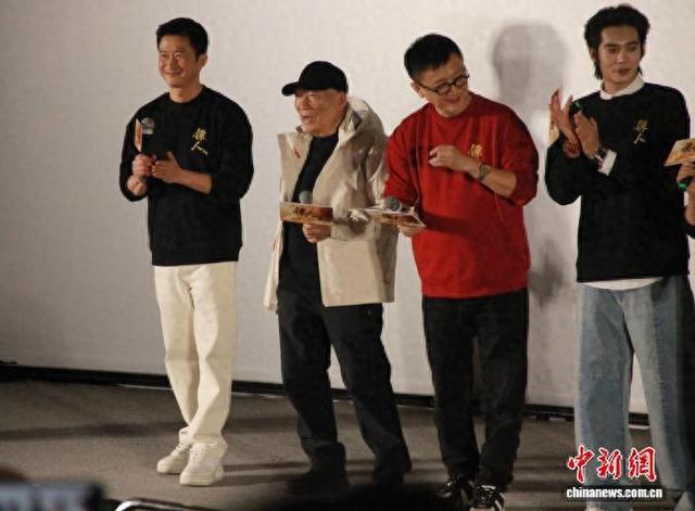 图为电影《镖人：风起大漠》主创人员吴京、袁和平、俞白眉、于适(从左至右)在西安与观众互动。 张一辰 摄