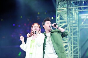 李荣浩没来，杨丞琳演唱会和潘玮柏“互相表白”