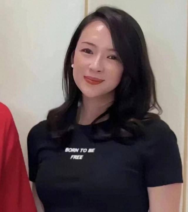 章子怡现身赵本山三亚家中拜年，状态十分亮眼，看着更丰腴圆润了