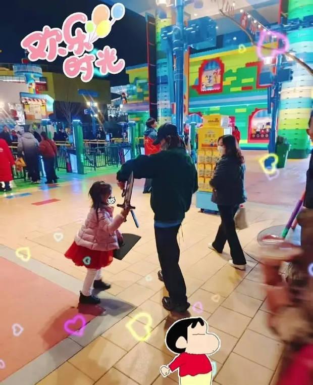 张若昀唐艺昕带女儿逛乐高乐园被偶遇!画面温馨有爱