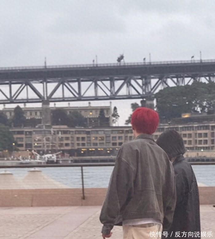 李荣浩杨丞琳在悉尼街头被偶遇。一头红发超醒目 - 360娱乐