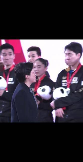 成都混合世界杯颁奖时刻！为曼曼喝彩！宇宙级闪耀的曼曼！