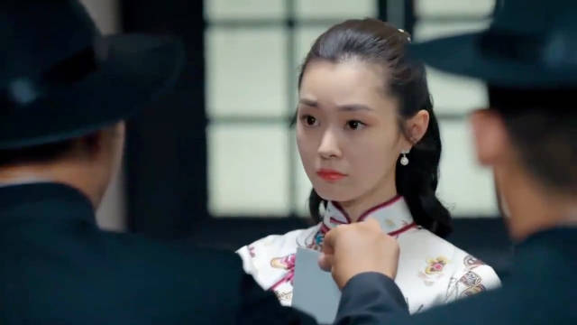 汉奸上门搜查，女特工故意撩开旗袍，汉奸看直眼了！