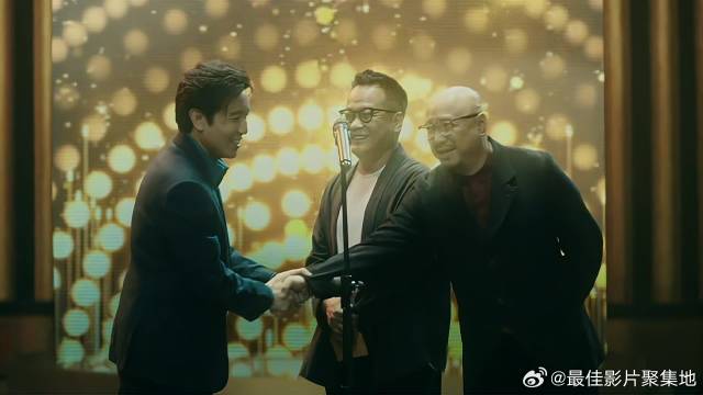 年度风云人物颁奖仪式 徐峥亲自给于和伟颁奖，笑喷了