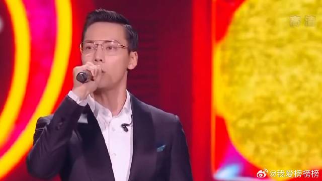 陈伟霆金丝眼镜大背头，粤语演唱《漫步人生路》，太帅了！丨晚会