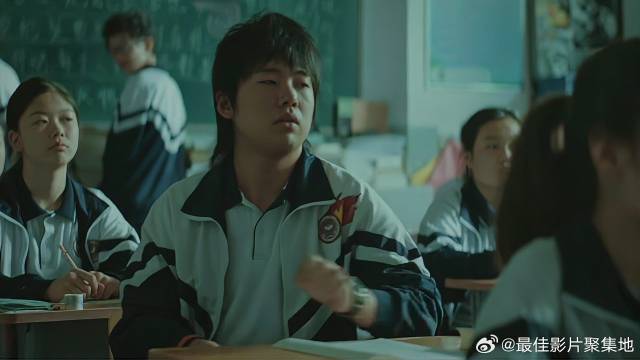 郭麒麟偷拍心爱女孩 没被老师发现，竟被校长逮个正着