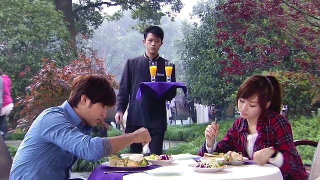 服务员化身传声筒，贺军翔 王心凌真的好幼稚！