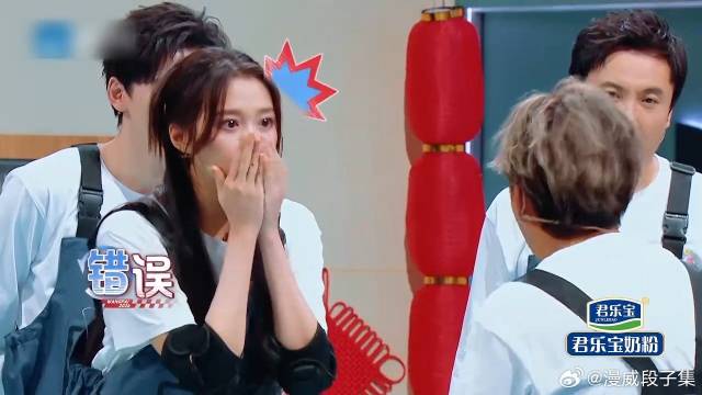 关晓彤不愧是游戏黑洞！ 和宋小宝PK两败两回合，自己跳水笑不活了