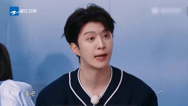 李晨玩游戏爆打张真源，张真源好惨啊，哈哈