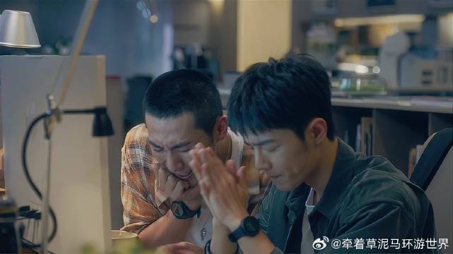 兄弟俩配合想灵感，怎料小伙动歪心思，趁机套话吃瓜