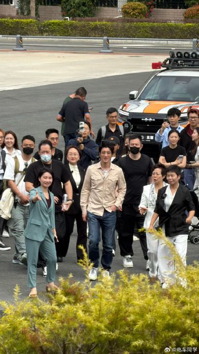 王力宏在比亚迪总部参观仰望U9和方程豹有什么具体反应？