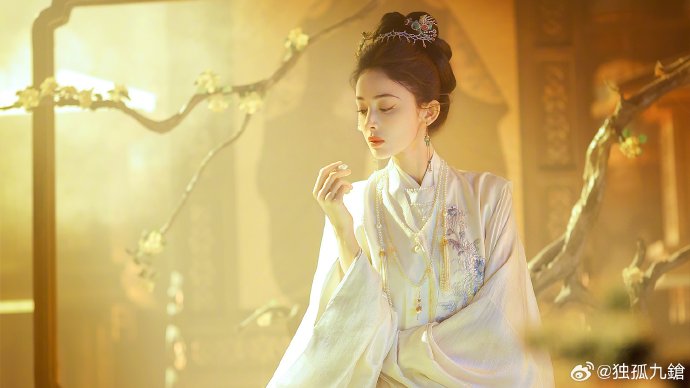 于正近年来如何通过个人形象转变影响其影视公司的宣传策略？