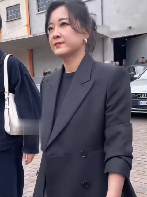 贾玲减重100斤清空大碗娱乐，34亿票房后任美版监制