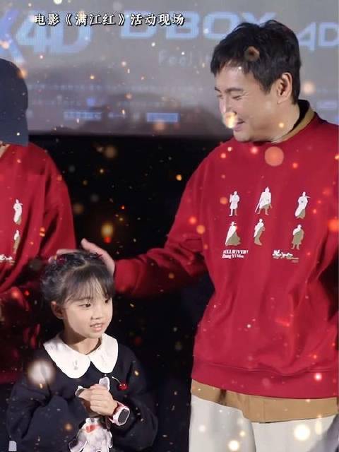 在大家的暖心鼓励下，小女孩也变得更加勇敢