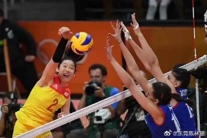 朱婷最终与科内利亚诺续约的具体年薪和合同年限是多少？