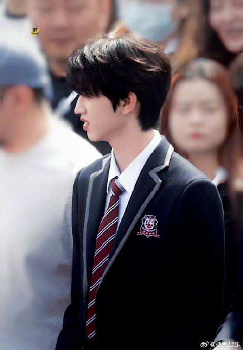 陈奕恒《少年时代2》开机！卷毛校服造型引热议，粉丝应援排面十足