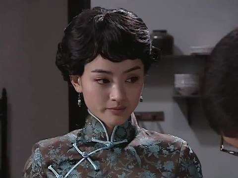 潜伏：晚秋当着翠平的面偷亲余则成，太炸裂了吧！孙红雷 姚晨 祖峰 朱杰