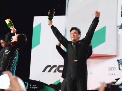 飞驰人生3砂石路选择引热议，张驰柏油胎冲孤径显初心