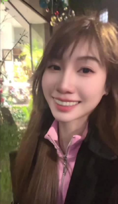 王心凌月光下歌唱传递快乐