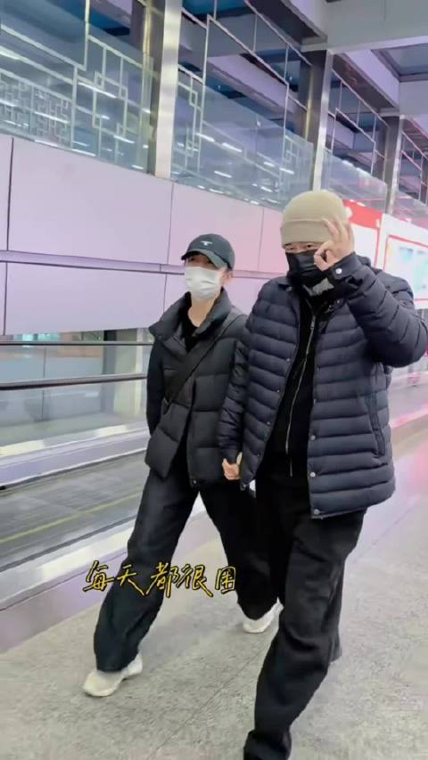 蒋勤勤陈建斌机场现身，陈建斌比OK调皮互动