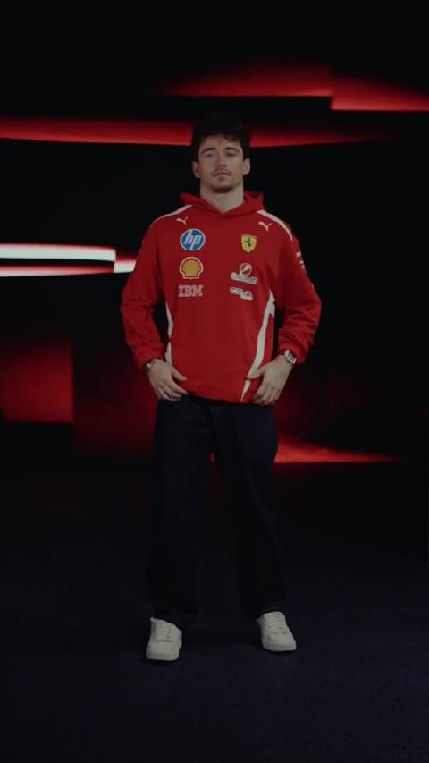 我们架好了摄像机，然后...... 夏尔不语，只是一味地整理服装