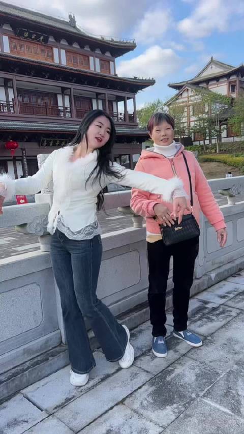 初来乍到 鞋都小仙女书院到此一游 古楼前的舞蹈乔乔贸易