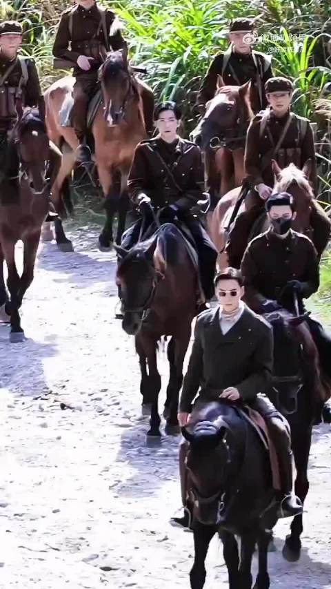 陈伟霆再穿军装重现张大佛爷经典形象