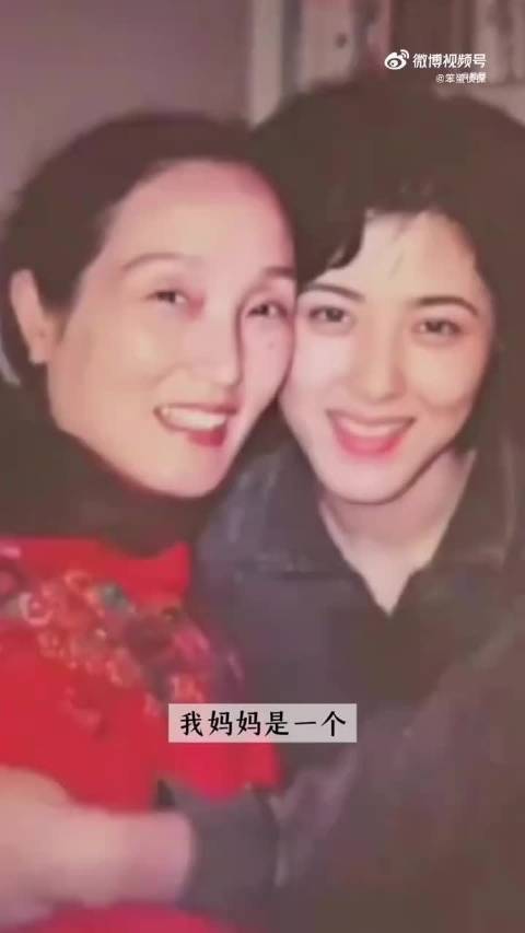 曾黎为76岁母亲染发，平淡日常显年味