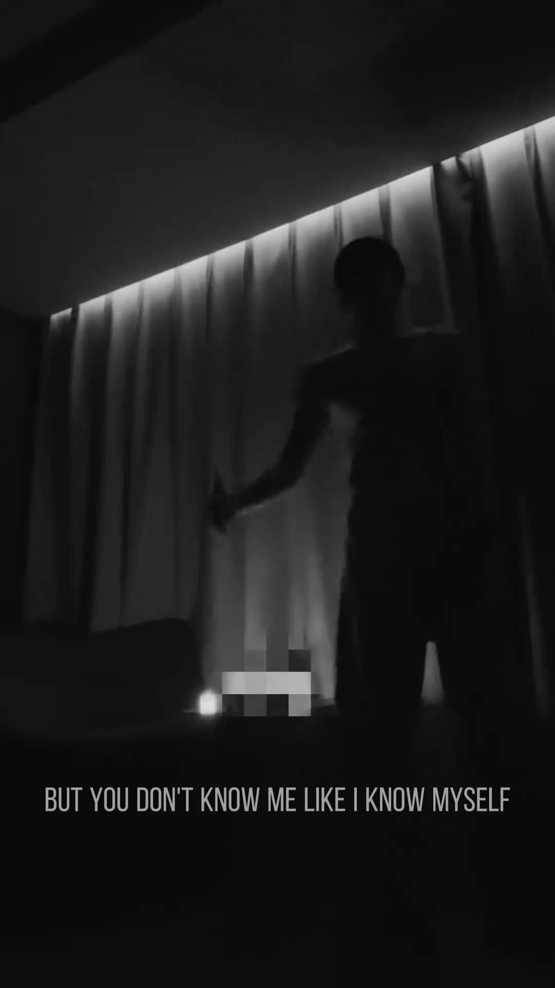 张艺兴紫光灯变黑光灯了