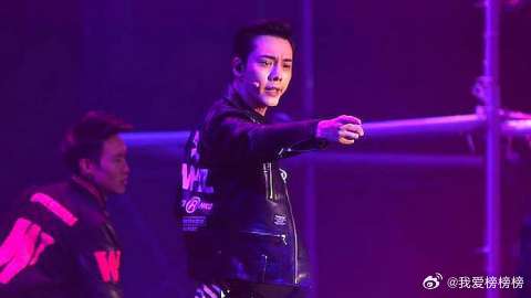 陈伟霆现场霸气演唱《女皇》，台下明星们表情亮了，太有气势了