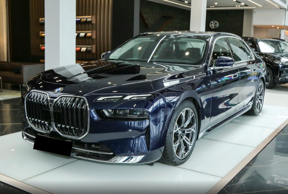 兼顾运动与舒适，宝马7系魅力不减，开它出门就是有面儿