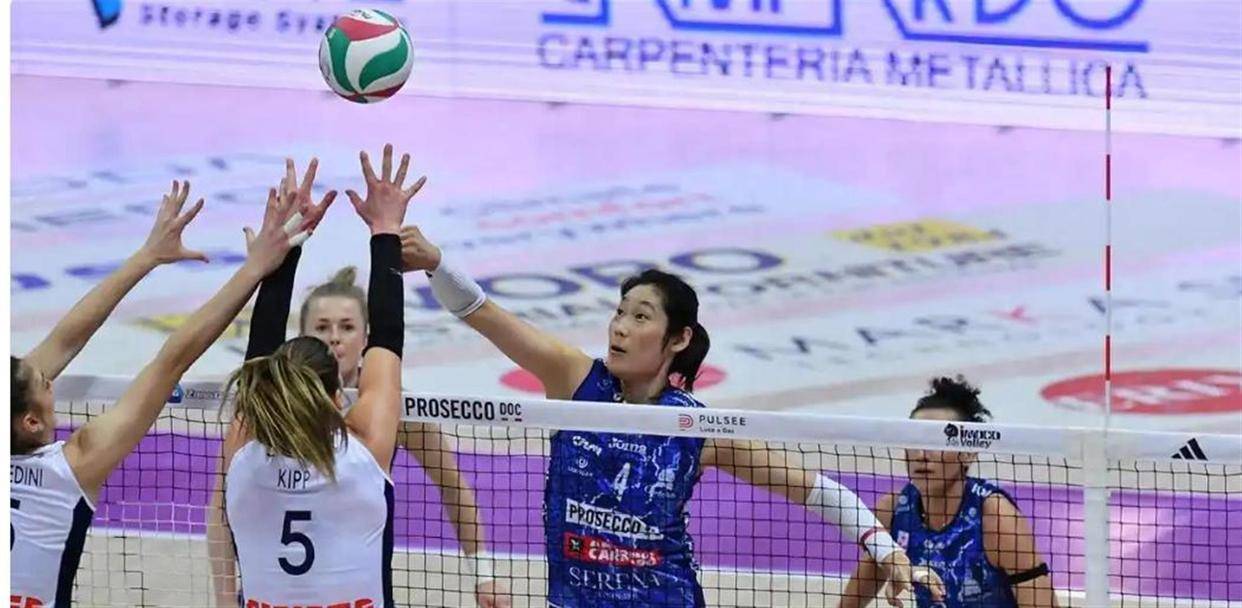 一夜三重喜!中国女排三位海外战将同时爆发，朱婷重回世界之巅，22岁新星斩获MVP，背后还有一个关乎主场作战的重大消息